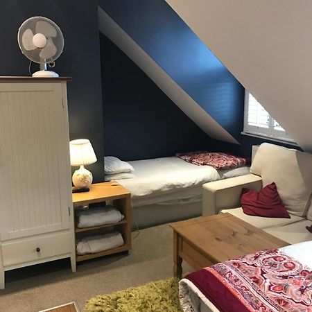 جيلدفورد Acacia Villas Guest House المظهر الخارجي الصورة