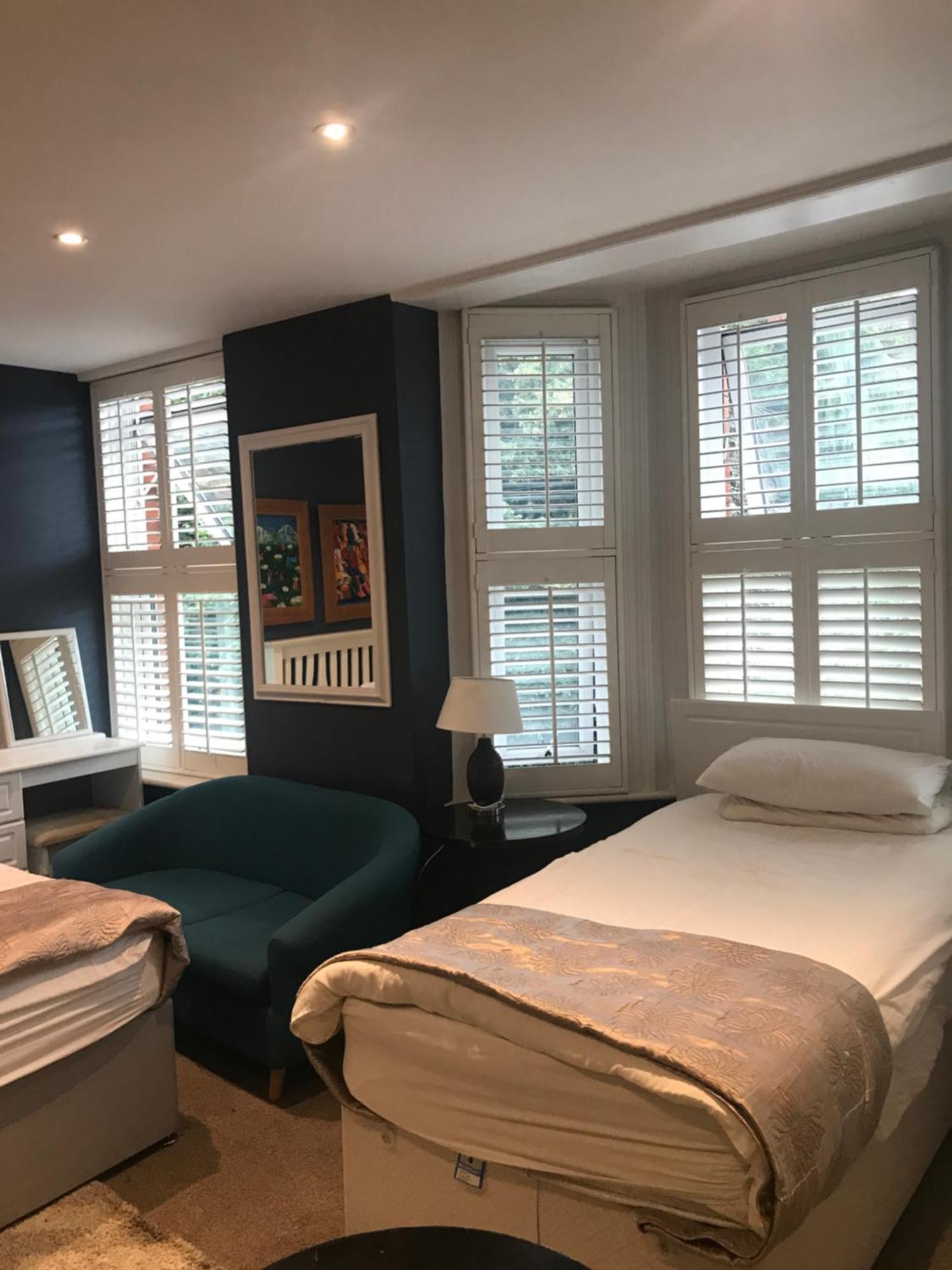 جيلدفورد Acacia Villas Guest House المظهر الخارجي الصورة