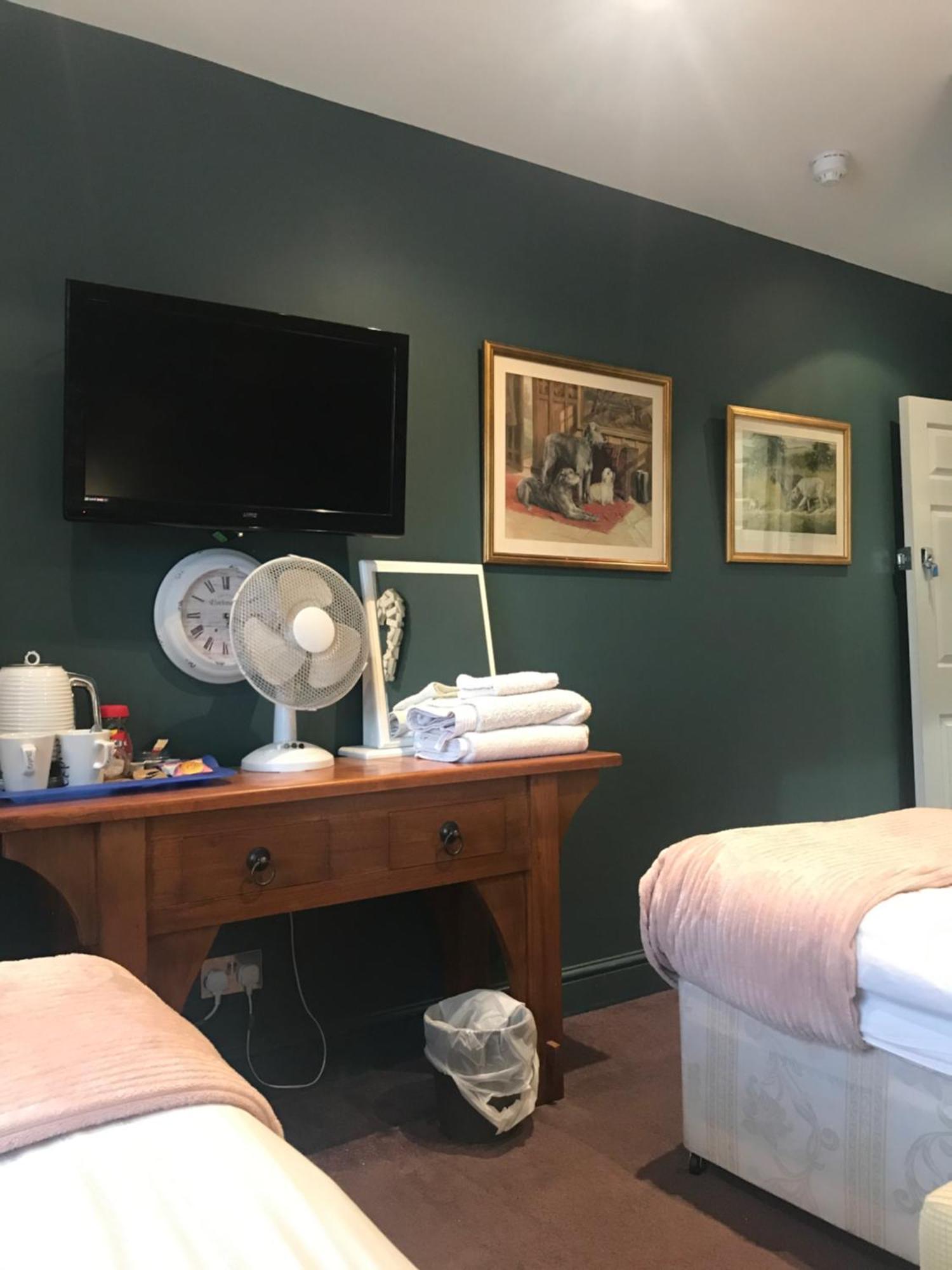 جيلدفورد Acacia Villas Guest House المظهر الخارجي الصورة