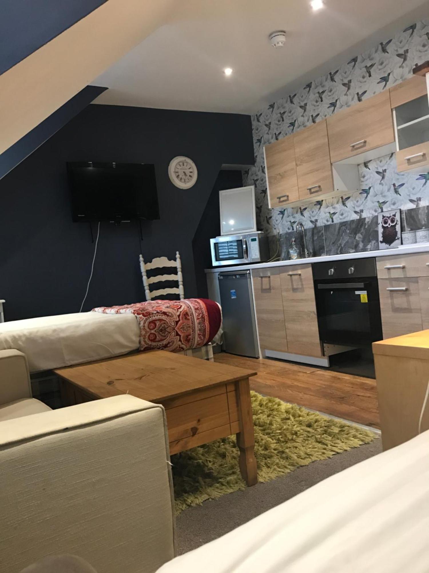 جيلدفورد Acacia Villas Guest House المظهر الخارجي الصورة