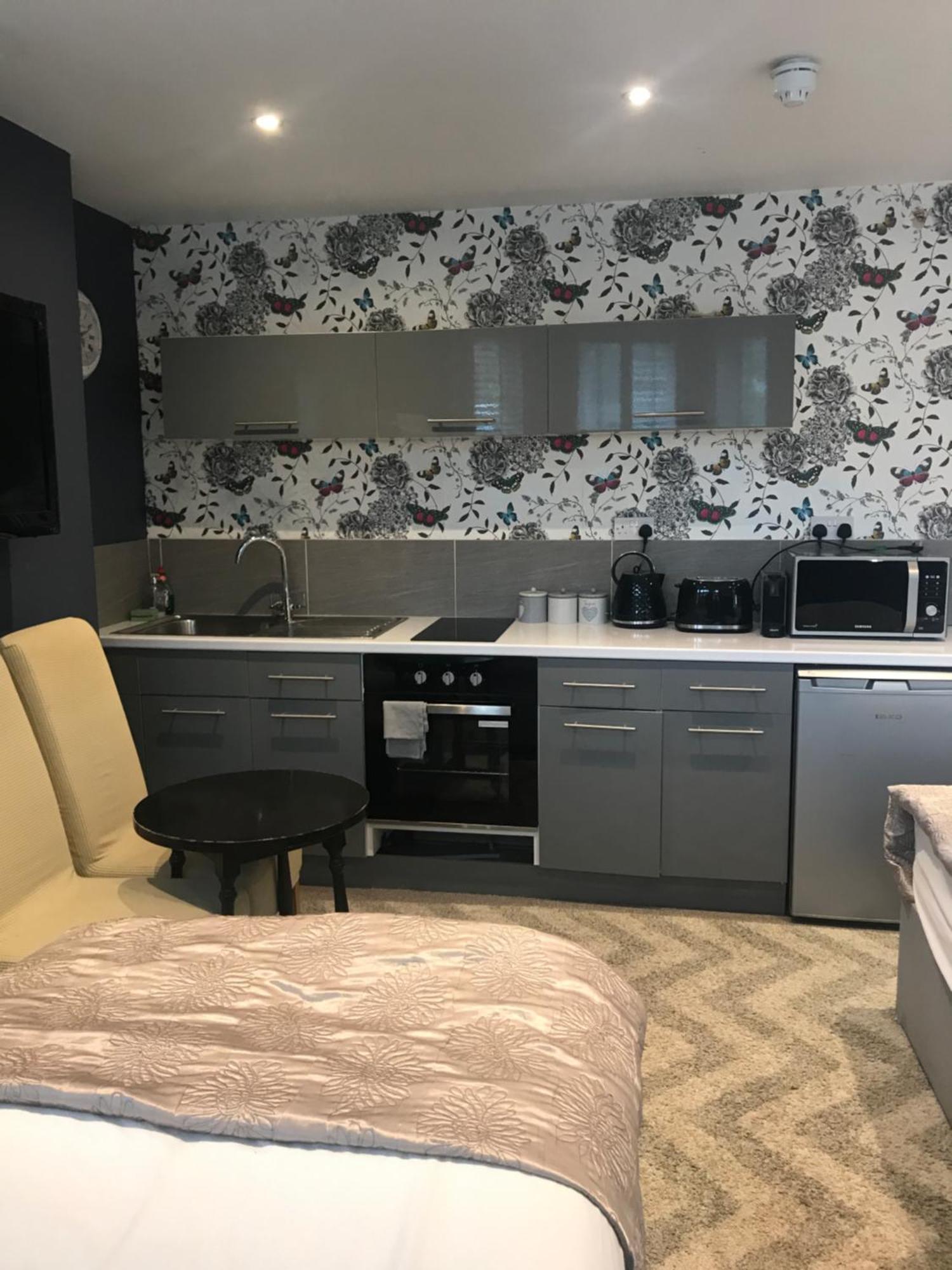 جيلدفورد Acacia Villas Guest House المظهر الخارجي الصورة
